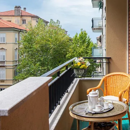 Nel Salotto Di Appartement *