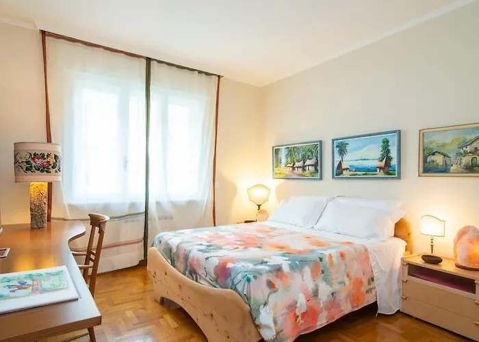 Nel Salotto Di Apartamento *