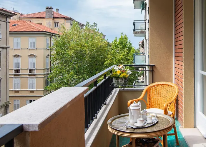 Nel Salotto Di Apartamento *